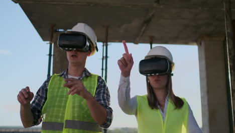 Die-Chefingenieure-Der-Fabrik-Tragen-VR-Headsets-Und-Entwerfen-Das-Gebäude-Auf-Der-Baustelle.-Virtuelle-Mixed-Reality-Anwendungen